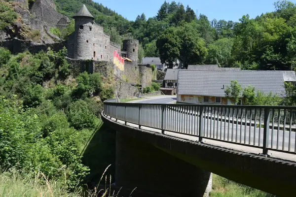 Güzel ortaçağ kale mimarisinin manzarası