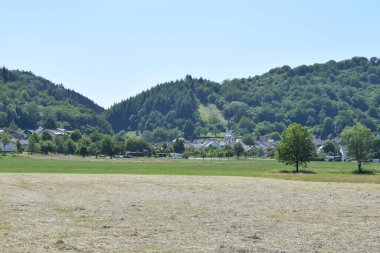Meerfelder Maar 'daki dağların manzarası