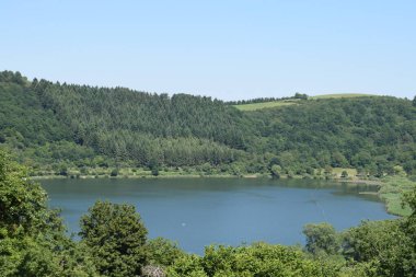 Meerfelder Maar Gölü 'nün güzel manzarası