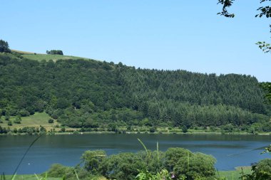 Yaz boyunca Eifel 'de Meerfelder Maar