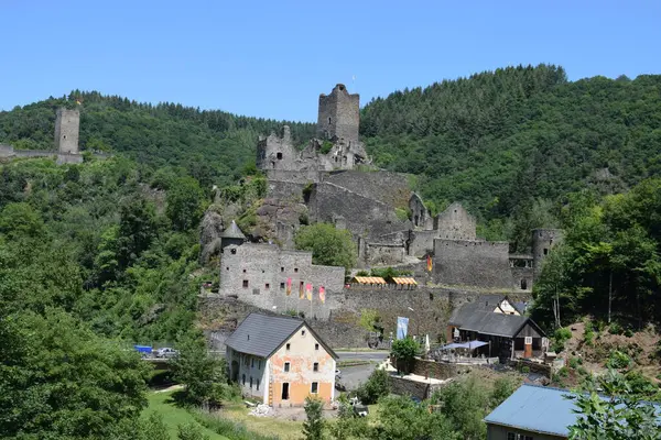 Ormandaki eski şatonun kalıntıları.