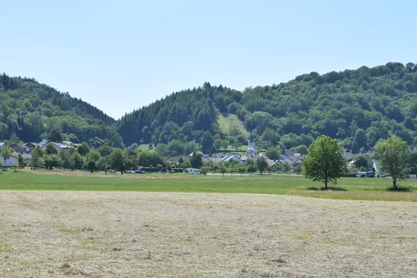 Meerfelder Maar 'daki dağların manzarası