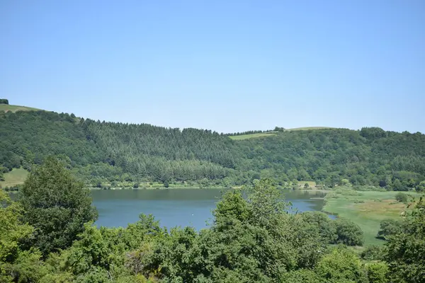 Meerfelder Maar tepelerle çevrili bir parkta