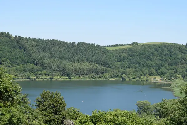 Meerfelder Maar Gölü 'nün güzel manzarası
