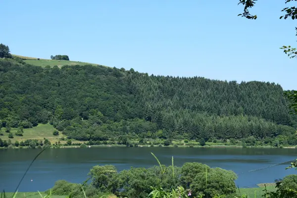 Yaz boyunca Eifel 'de Meerfelder Maar