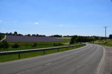 Güzel manzaralı köy yolu.