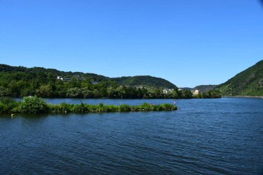 Şehirdeki nehrin güzel manzarası