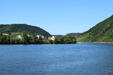 Nehir ve mavi gökyüzü ile güzel manzara