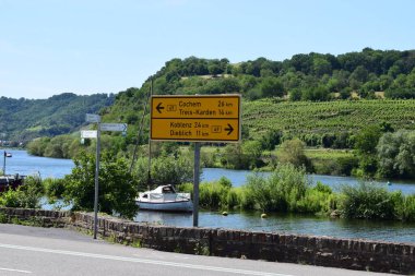 Mosel vadisinde yol tabelası