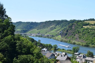 Yük gemisi ve yatı olan Mosel nehri.
