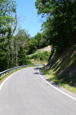 Dağlardaki boş asfalt yolu, yaz zamanı.