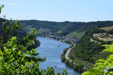 Almanya 'da Mosel yakınlarındaki Mosel Vadisi' ndeki Ren Nehri.