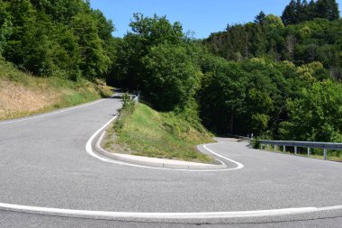 Dağlarda asfalt yol. seyahat