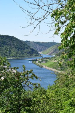 Dağlardaki nehrin güzel manzarası