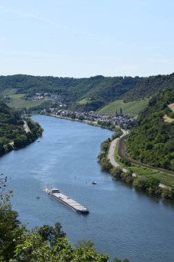 Arka planda Hatzenport olan Mosel Nehri