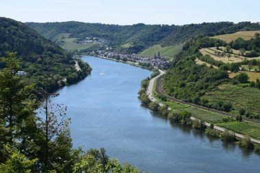 Mosel vadisindeki nehrin manzarası.