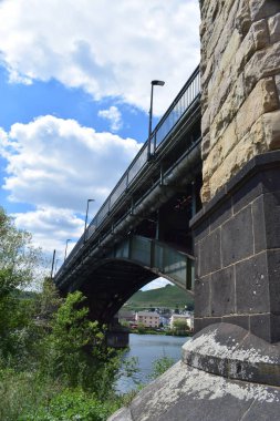 Nehrin üzerindeki köprü, Çech Cumhuriyeti 'nin en ünlü simgesi.