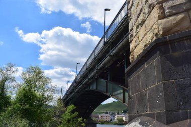 Bilbao şehrinde nehir üzerinde köprü