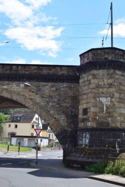 Şehirdeki eski köprü.