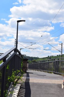 Demiryolu köprüsü yol üzerinde.