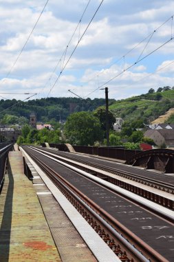 Tren köprüsünün yan tarafındaki tren raylarının görüntüsü