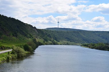 Köprü ve nehir manzarası