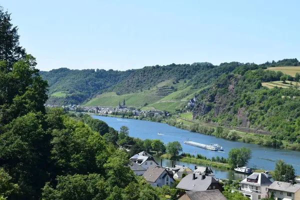 Yük gemisi ve yatı olan Mosel nehri.