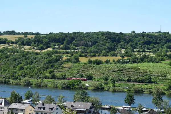 Köy ağıllarıyla dolaşın.