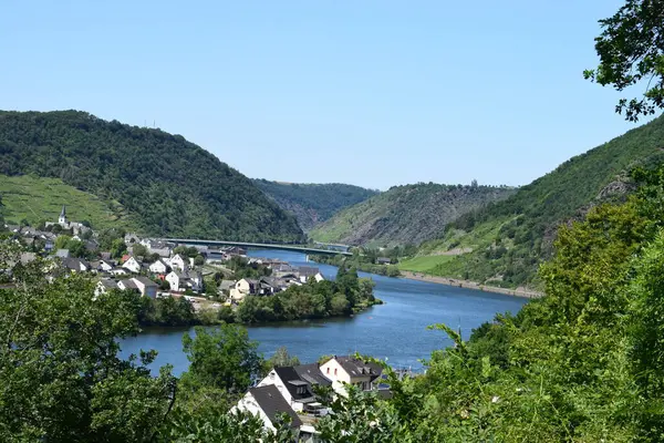 Yazın Moselle şehrinin manzarası