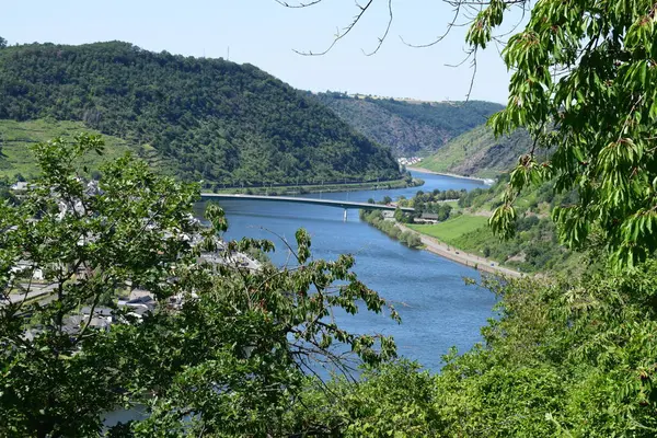 Dağlardaki nehrin güzel manzarası