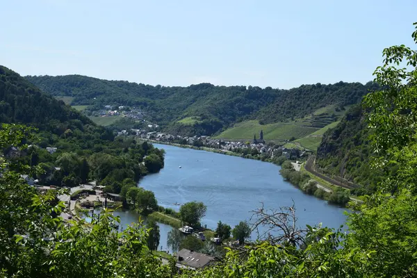 Mosel Vadisi ve nehir manzarası