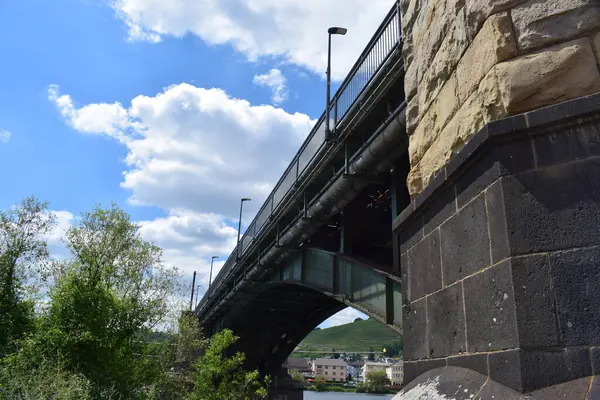 Bilbao şehrinde nehir üzerinde köprü