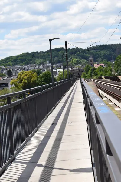 Frankfurt, Almanya 'daki demiryolu köprüsü