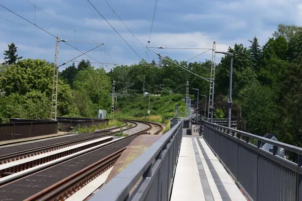 Riga şehrinde demiryolu kavşağı, uzakta bir yaz günü, Letonya.