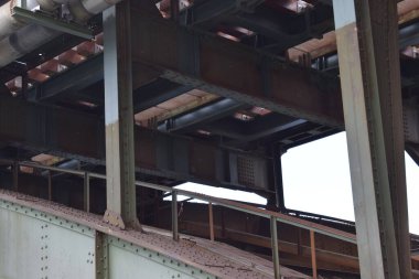 Endüstriyel bir binanın inşasında endüstriyel metal borular ve borular