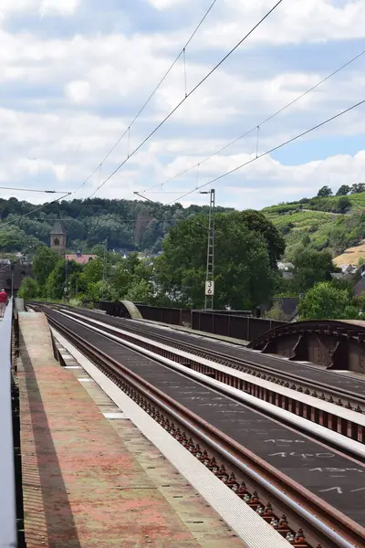 Tren rayları ve tren istasyonları