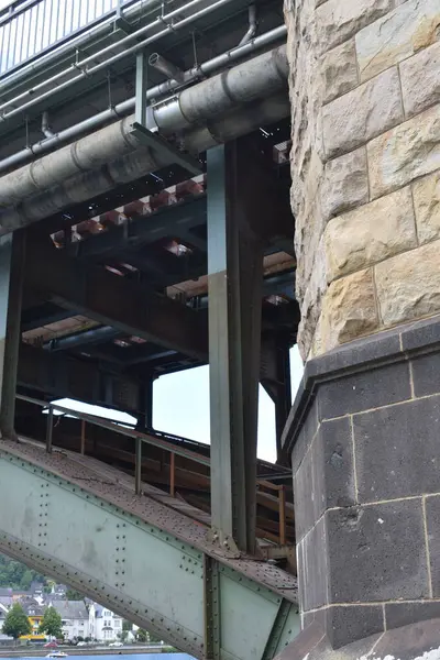 Bilbao 'da nehir üzerinde köprü