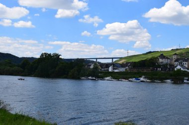 Yüksek otoban köprüsü olan Mosel Vadisi