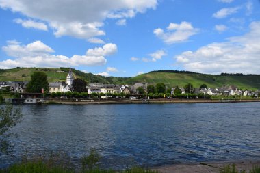 Winningen köyü ve üzüm bağı olan Mosel Vadisi