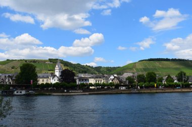 Koblenz yakınlarında Winningen köyü olan Mosel vadisi.