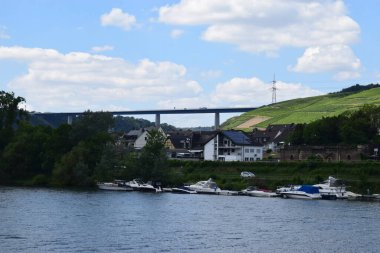 Winningen 'in üstündeki Mosel Vadisi köprüsü