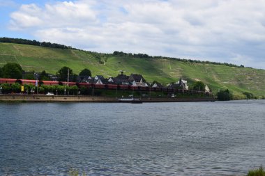 Winningen ile Mosel Vadisi ve bir tren