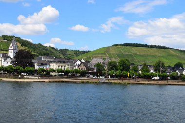 Winningen yakınlarındaki güzel Mosel Vadisi manzarası
