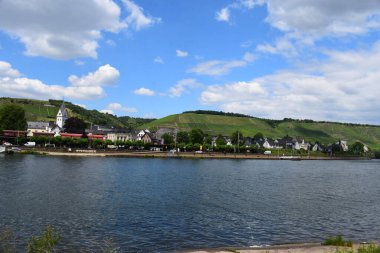 Winningen, Mosel Vadisi 'ndeki güzel liman manzarası