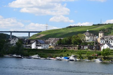 Winningen yakınlarındaki güzel Mosel Vadisi manzarası