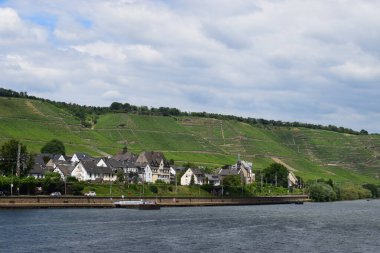 Winningen ile Mosel manzarası