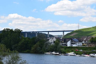 Winningen 'deki Mosel Vadisi köprüsü