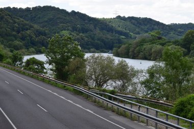 Yeşil ağaçlı Mose Vadisi Yolu