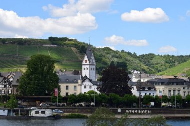 Mosel Vadisi Köyü Winningen, nehrin karşısından görüldü.