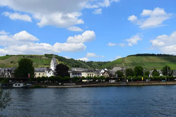 Koblenz yakınlarında Winningen köyü olan Mosel vadisi.